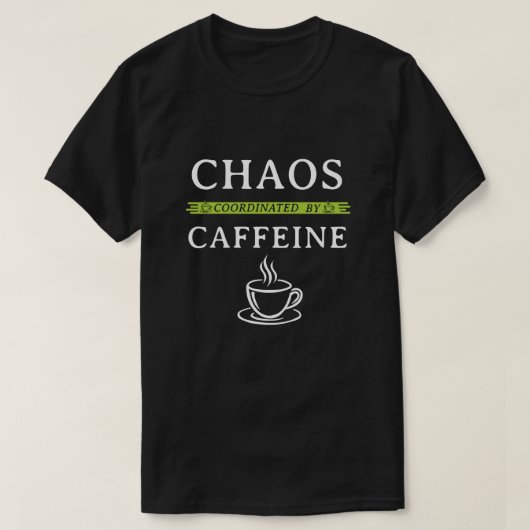カフェインで調整されたカオス コーヒーTシャツ Tシャツ (デザイン正面)