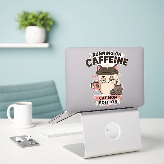 カフェインで走る面白い猫ママノートパソコン用ステッカー シール (デスク上のノートパソコン)