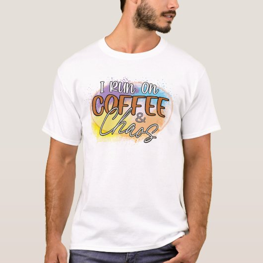 カフェインとカオスで走り出す Tシャツ (正面)
