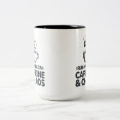 カフェインとカオスで走る ツートーンマグカップ (中央)
