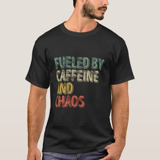 カフェインとカオスに駆り立てられるコーヒー Tシャツ (正面)