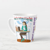 カフェインとコピーペーストのマグカップによって燃料 – コーおもしろいディング カフェラテマグ (左アングル)