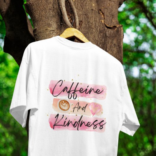 カフェインと優しさ ピンクのコーヒーアート Tシャツ