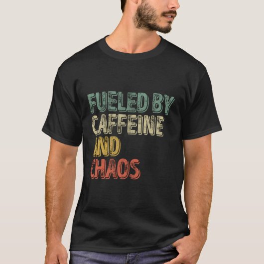 カフェインと混沌で膨らんだコーヒー Tシャツ (正面)