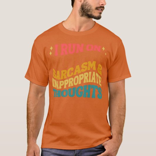 カフェインと皮肉と不適切な思考で動いてる Tシャツ (正面)