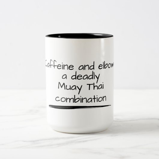カフェインと肘、致命的なムエタイの組み合わせ ツートーンマグカップ (中央)