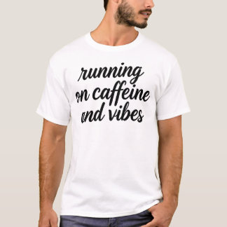 カフェインと良い波動で走る ブレない筆記体引用符 Tシャツ