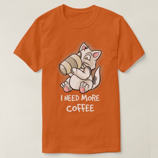 カフェインのマグカップ猫にもっとコおもしろいーヒーが必要 Tシャツ (デザイン正面)