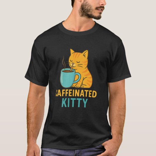 カフェイン中毒の子猫 - コーヒーを飲むかわいい猫 Tシャツ (正面)