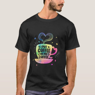 カフェイン好きコーヒーにコーヒーを入れる Tシャツ