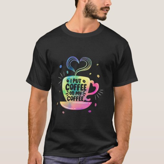 カフェイン好きコーヒーにコーヒーを入れる Tシャツ (正面)