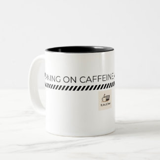カフェイン走と締め切りコーヒーマグの上の ツートーンマグカップ