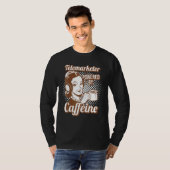カフェイン・テレマーケターを搭載したテレマーケター Tシャツ (正面フル)