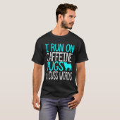 カフェイン・パグ・スラングTシャツ 面白いパグ飼い主・愛好家向け Tシャツ (正面フル)