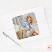 カフェエレガントで青と白の若い女性 スクエアシール (封筒)