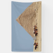 カフレのピラミッドと戦車の列 横断幕 (縦)