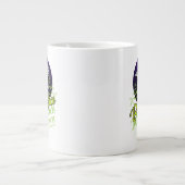 カブトムシ |墓石に座る ジャンボコーヒーマグカップ (正面)