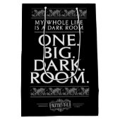 カブトムシ |私の人生は暗い部屋だ ミディアムペーパーバッグ (裏面)