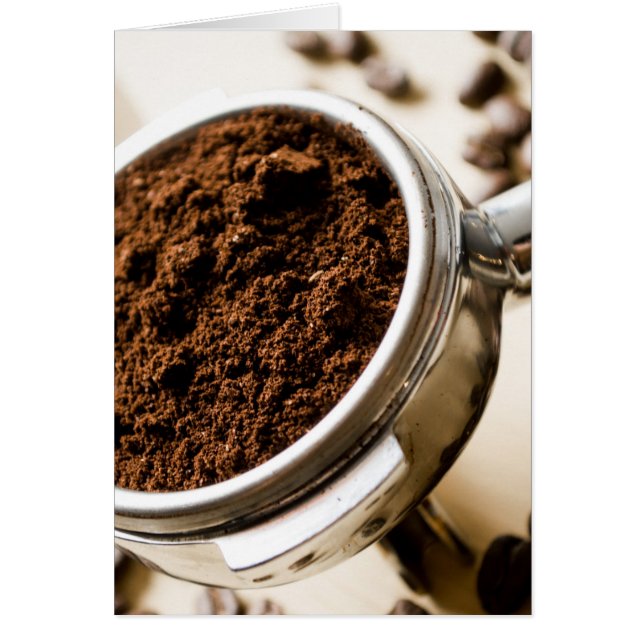 カプチーノのために醸造する準備ができているエスプレッソのショット (正面)