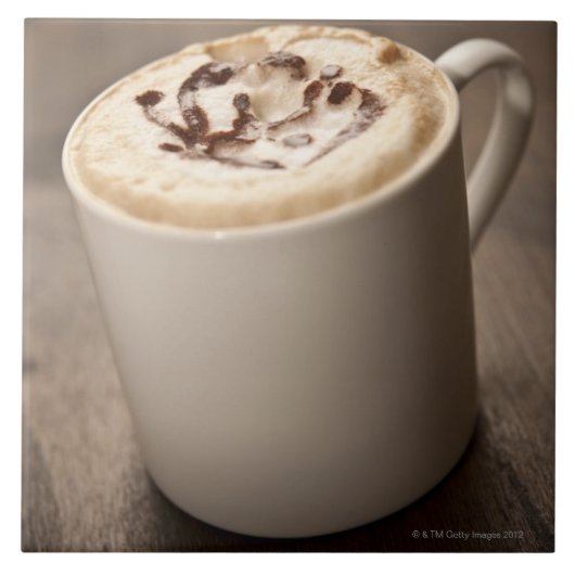 カプチーノのコーヒーのマグは溶かされると越えました タイル (正面)
