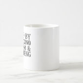 カプチーノの皮肉とスケッチによって煽られる コーヒーマグカップ (中央)