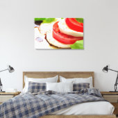 カプレーサラダ。トマトとモッツァレラスライス キャンバスプリント (インサイチュ (寝室))