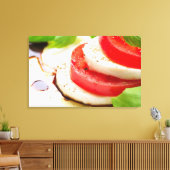 カプレーサラダ。トマトとモッツァレラスライス キャンバスプリント (インサイチュ (リビング))