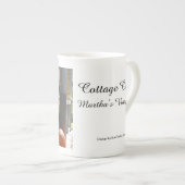 カボチャとウィッカーロッカー – マーサのブドウ畑 ボーンチャイナマグカップ (正面右)