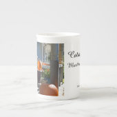 カボチャとウィッカーロッカー – マーサのブドウ畑 ボーンチャイナマグカップ (正面)