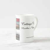 カボチャと白いマム – Martha's Vineヤード ボーンチャイナマグカップ (正面右)