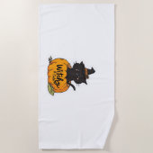 カボチャに魔女帽子をかぶった可愛い黒猫、かわいいs ビーチタオル (正面)