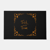 カボチャのオレンジのトリックまたはハロウィーンの治療 ドアマット (正面)