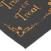 カボチャのオレンジトリックまたはトリート ミディアムテーブルランナー (コーナー)