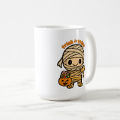 カボチャのキャンディーバスケットと微笑むミイラの可愛い子供 コーヒーマグカップ (正面右)