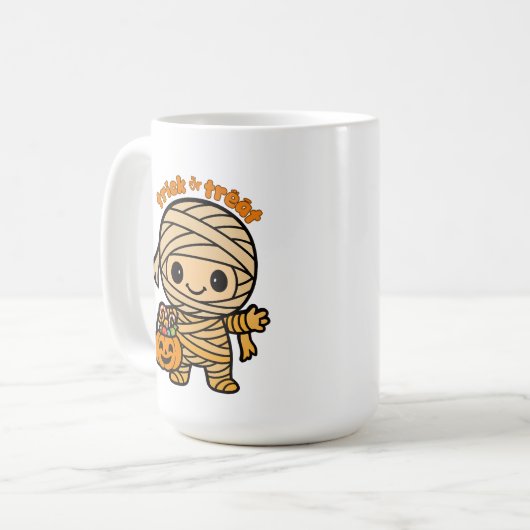 カボチャのキャンディーバスケットと微笑むミイラの可愛い子供 コーヒーマグカップ (正面左)