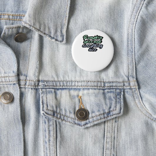 カボチャのスパイスと全て素晴らしい – ミーム引用文 缶バッジ (インサイチュ)