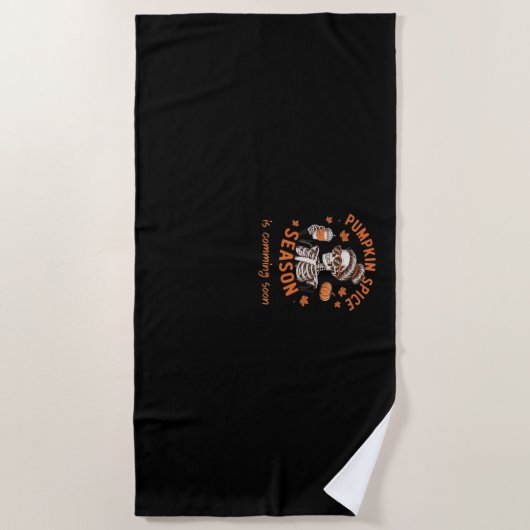 カボチャのスパイスシーズンが間もなくハロウィーンファールを始める ビーチタオル (正面)