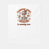 カボチャのスパイスシーズンが間もなくハロウィーンファールを始める フリースブランケット (正面)