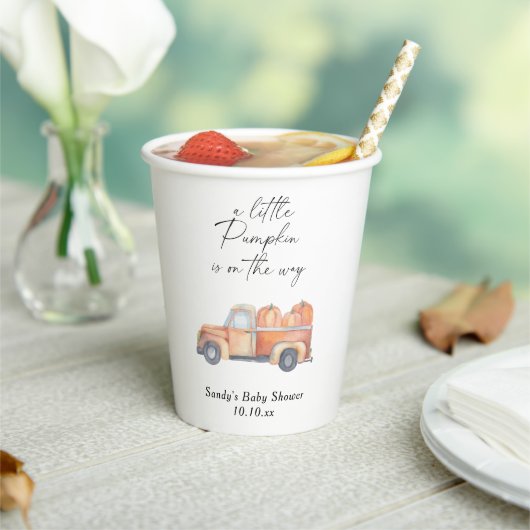 カボチャのトラック – 小さなカボチャが途中にある 紙コップ (インサイチュ)