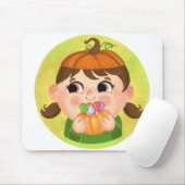 カボチャのハロウィーンの衣装を着たかわいい女の子 マウスパッド (マウス)