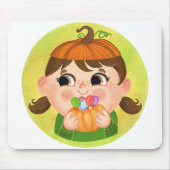 カボチャのハロウィーンの衣装を着たかわいい女の子 マウスパッド (正面)