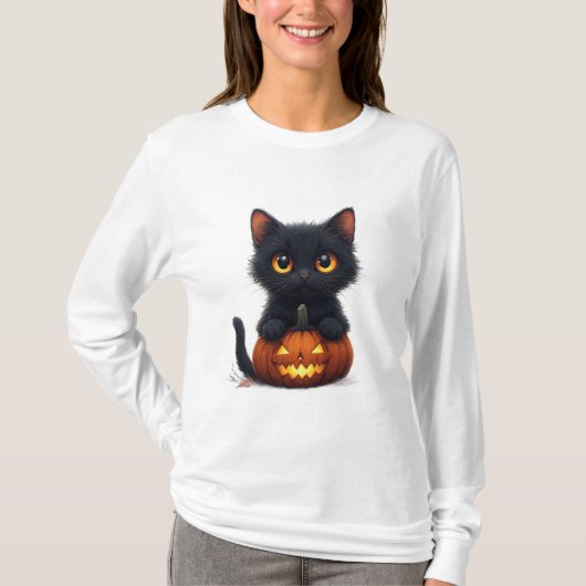 カボチャの中に座る黒猫 Tシャツ (正面)