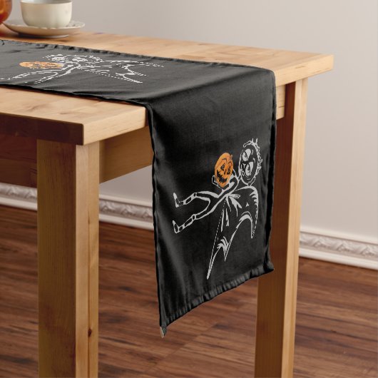 カボチャの妖精たちがハロウィーンにおもしろいを持っている ショートテーブルランナー (インサイチュ)