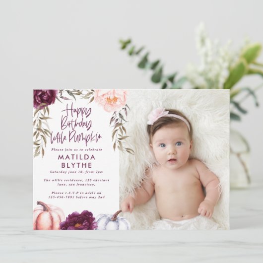カボチャの小さな秋紫の桃の誕生日の写真 招待状 (スタンド正面)