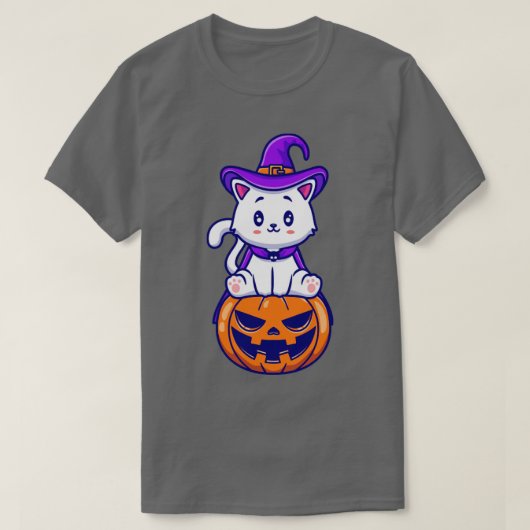 カボチャの漫画に座っているかわいい猫の魔女 Tシャツ (デザイン正面)