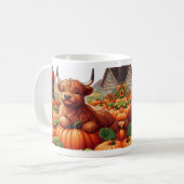 カボチャの間で休んでいる高地の牛の子牛 コーヒーマグカップ (正面左)