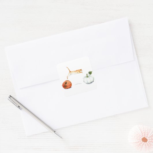 カボチャの間を飛び跳ねるオレンジキャット スクエアシール (封筒)