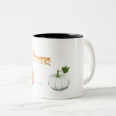 カボチャの間を飛び跳ねるオレンジキャット ツートーンマグカップ (正面右)