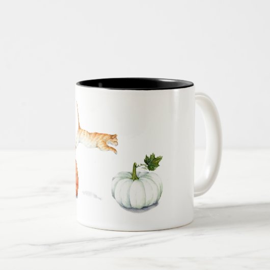 カボチャの間を飛び跳ねるオレンジキャット ツートーンマグカップ (正面右)