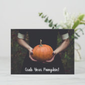 カボチャをグラブ – カボチャ彫りパーティー招待状 招待状 (スタンド正面)